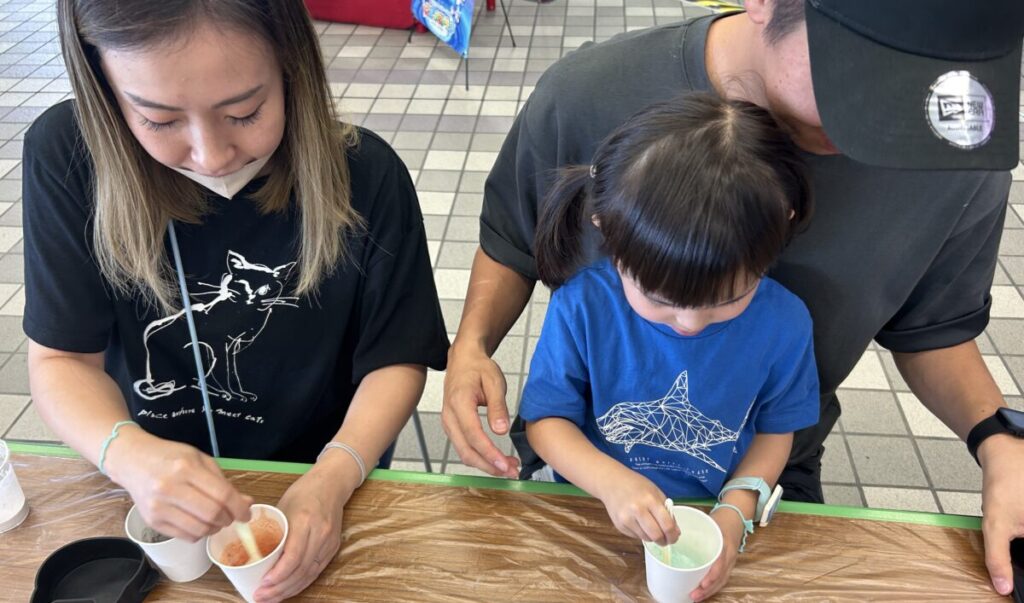 大人も一緒にコースター作りを楽しむ様子